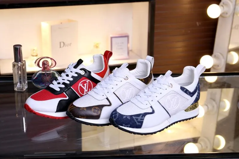 👟👟Ex-factory price 400👟👟 Men's size +10 Couple style, 2019 spring and summer new LOUIS VUITTON The same style of casual sports shoes is launched on Louis Vuitton's official website. Fabric: imported cowhide/cow velvet/breathable mesh, (imported mesh with silicone LV logo), rubber combination outsole, 2cm behind the sole, built-in 0.5cm comfortable feet, size 35-41 for women, 39-46 for men, welcome new and old customers to repost pictures for sale